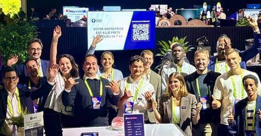 L'équipe de SBI réunie au kiosque de balado à ALL IN 2026, l'événement sur l'intelligence artificielle à Montréal