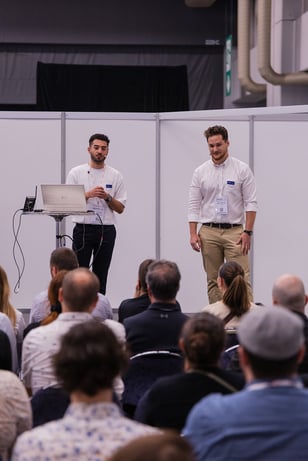 Emile Kagramanov et Marc-Philippe Roy présentant l'UX/UI en BI à l'Espace Démo du Salon Connexion 2026